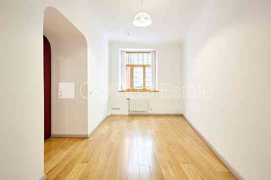 Фасадный дом, реновированный дом, благоустроенная озеленённая территория, Рига