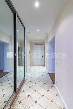 Фасадный дом, реновированный дом, закрытый двор, место для машины, вход с улицы и Рига - изображение 17