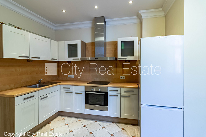 Фасадный дом, реновированный дом, закрытый двор, место для машины, вход с улицы и Рига - изображение 16