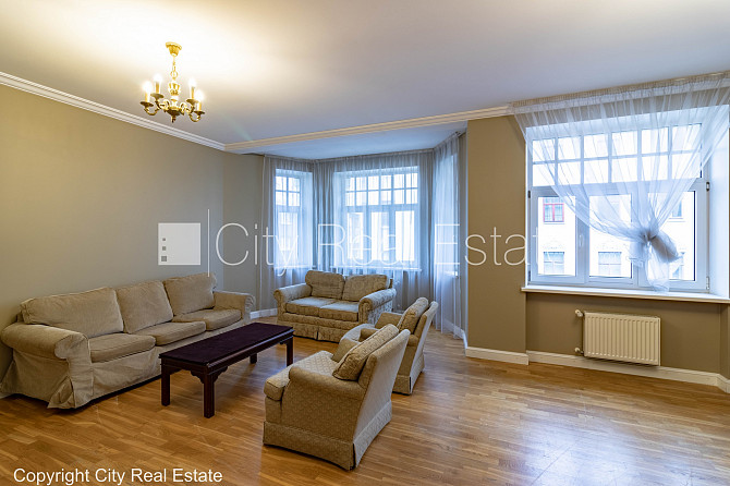 Фасадный дом, реновированный дом, закрытый двор, место для машины, вход с улицы и Рига - изображение 2