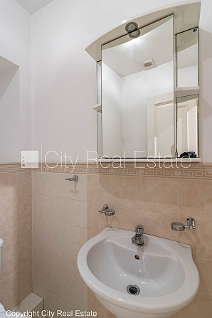 Фасадный дом, реновированный дом, вход с улицы, лифт, лестничная клетка после Рига - изображение 18