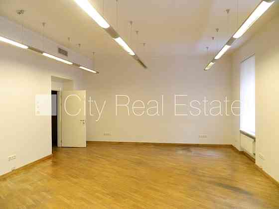 Фасадный дом, вход с улицы, лестничная клетка после косметического ремонта, окна Рига