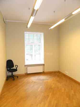 Фасадный дом, вход с улицы, лестничная клетка после косметического ремонта, окна Рига