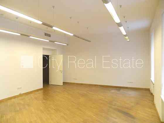 Фасадный дом, вход с улицы, лестничная клетка после косметического ремонта, окна Рига