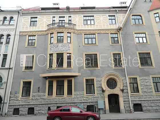 Фасадный дом, вход с улицы, лестничная клетка после косметического ремонта, окна Рига