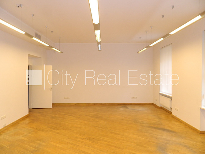 Фасадный дом, вход с улицы, лестничная клетка после косметического ремонта, окна Рига - изображение 7