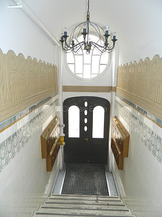 Фасадный дом, вход с улицы, лестничная клетка после косметического ремонта, окна Рига - изображение 19