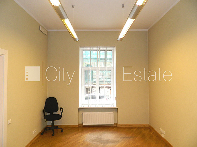 Фасадный дом, вход с улицы, лестничная клетка после косметического ремонта, окна Рига - изображение 5