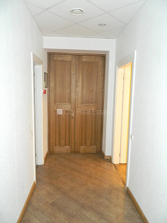 Фасадный дом, вход с улицы, лестничная клетка после косметического ремонта, окна Рига - изображение 13