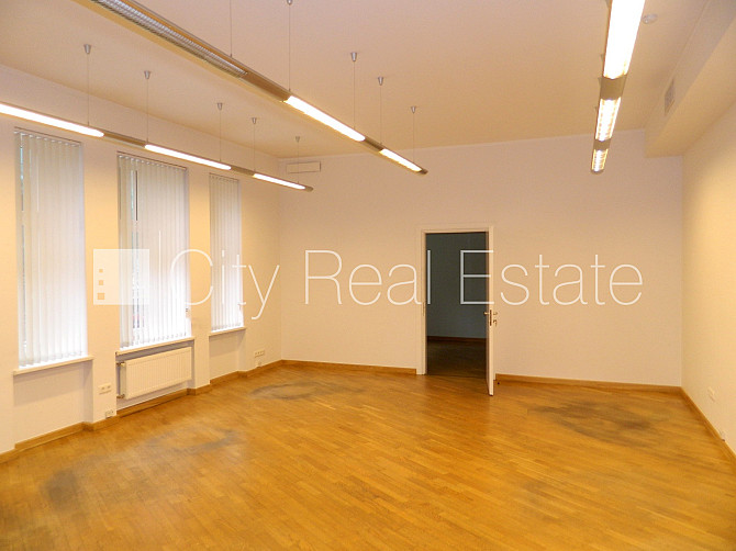 Фасадный дом, вход с улицы, лестничная клетка после косметического ремонта, окна Рига - изображение 8