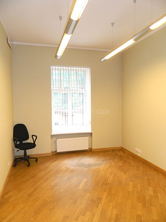 Фасадный дом, вход с улицы, лестничная клетка после косметического ремонта, окна Рига - изображение 6