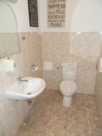 Фасадный дом, вход с улицы, лестничная клетка после косметического ремонта, окна Рига - изображение 9