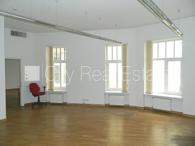 Фасадный дом, вход с улицы, лестничная клетка после косметического ремонта, окна Рига - изображение 17