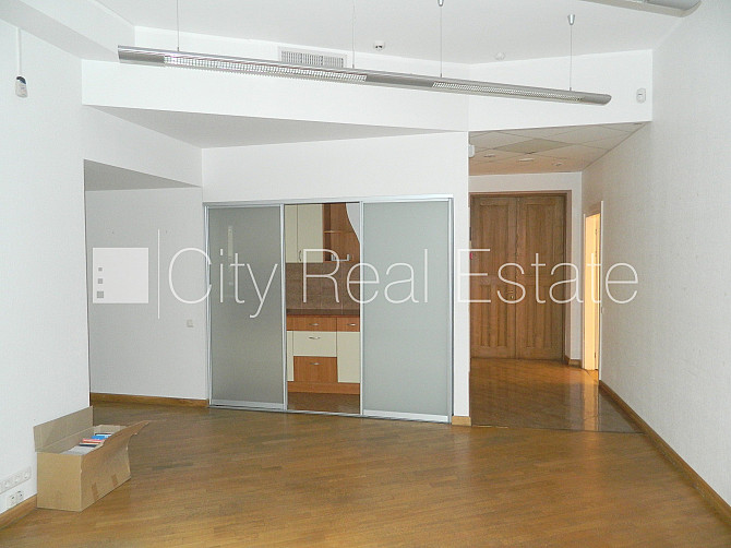 Фасадный дом, вход с улицы, лестничная клетка после косметического ремонта, окна Рига - изображение 12