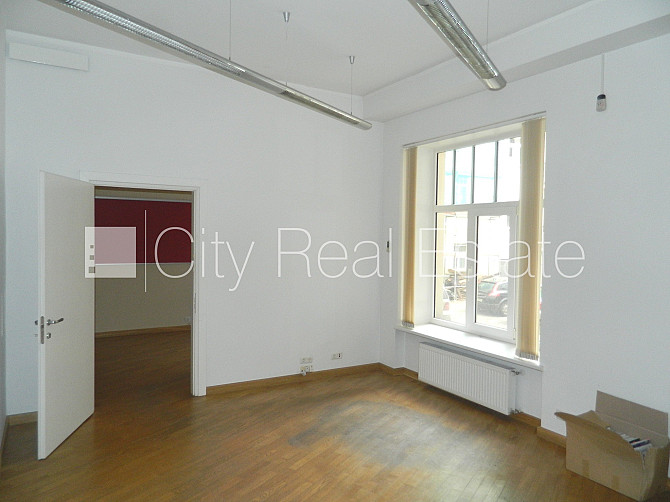 Фасадный дом, вход с улицы, лестничная клетка после косметического ремонта, окна Рига - изображение 10