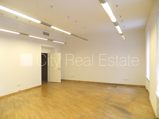 Фасадный дом, вход с улицы, лестничная клетка после косметического ремонта, окна Рига - изображение 4