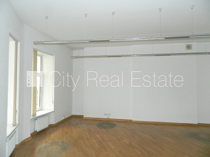 Фасадный дом, вход с улицы, лестничная клетка после косметического ремонта, окна Рига - изображение 15