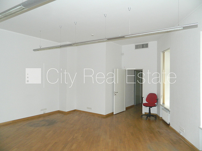 Фасадный дом, вход с улицы, лестничная клетка после косметического ремонта, окна Рига - изображение 16