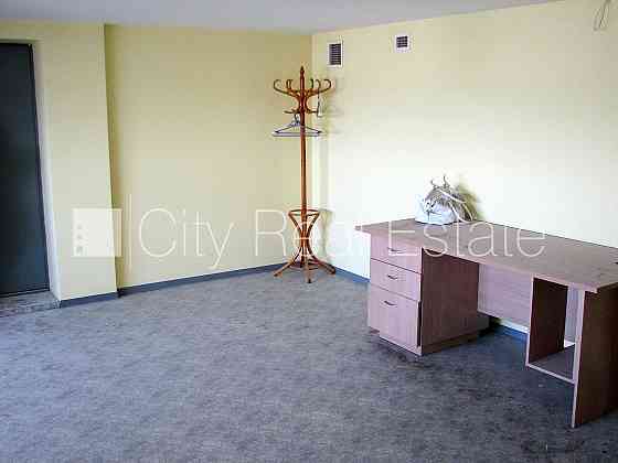 Фасадный дом, реновированный дом, вход с улицы, лифт, окна выходят во двор, Рига