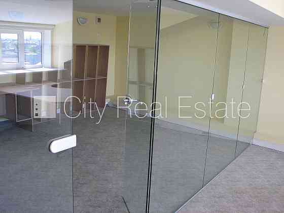 Фасадный дом, реновированный дом, вход с улицы, лифт, окна выходят во двор, Рига