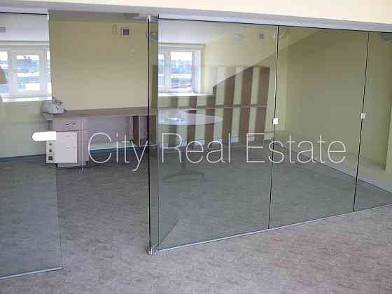 Фасадный дом, реновированный дом, вход с улицы, лифт, окна выходят во двор, Рига