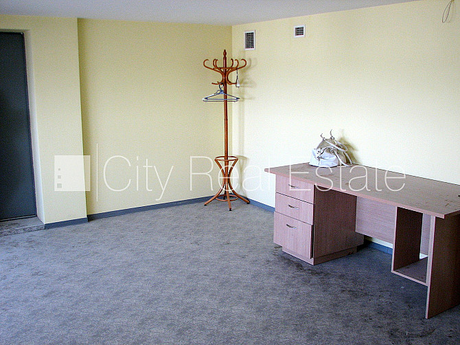 Фасадный дом, реновированный дом, вход с улицы, лифт, окна выходят во двор, Рига - изображение 6