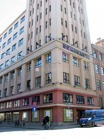 Фасадный дом, реновированный дом, вход с улицы, лифт, окна выходят во двор, Рига - изображение 1