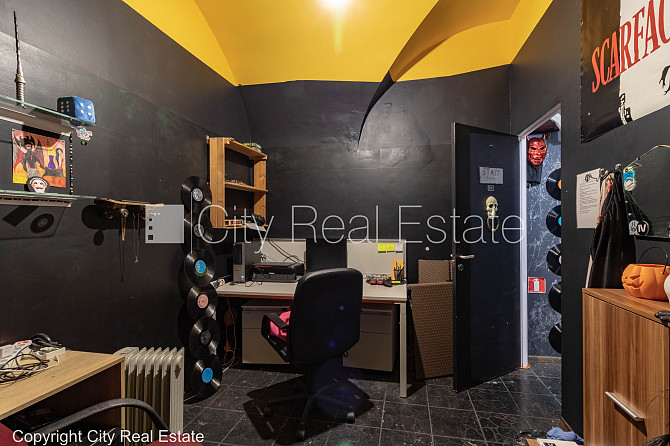 Реставрированный дом, подъездная дорога покрыта брущаткoй, вход с улицы, Рига - изображение 11