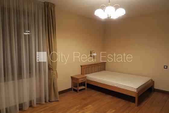 Благоустроенный озеленённый двор, территория обнесена деревянным забором, гараж Юрмала