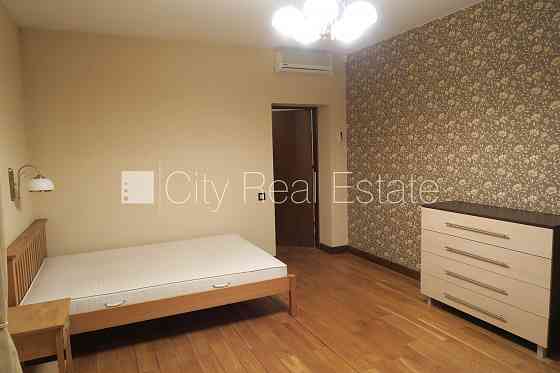 Благоустроенный озеленённый двор, территория обнесена деревянным забором, гараж Юрмала