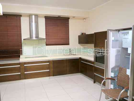 Благоустроенный озеленённый двор, территория обнесена деревянным забором, гараж Юрмала