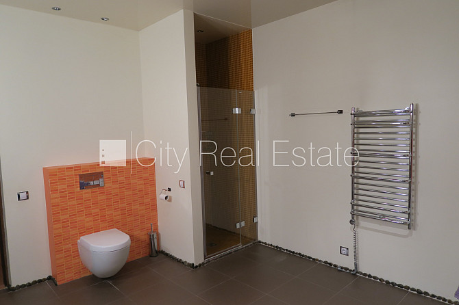 Благоустроенный озеленённый двор, территория обнесена деревянным забором, гараж Юрмала - изображение 10