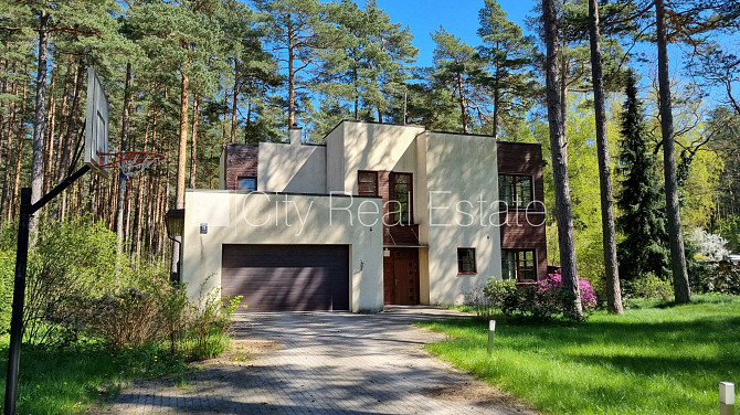 Благоустроенный озеленённый двор, территория обнесена деревянным забором, гараж Юрмала - изображение 1