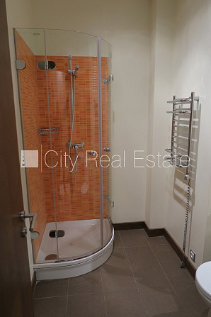 Благоустроенный озеленённый двор, территория обнесена деревянным забором, гараж Юрмала - изображение 9