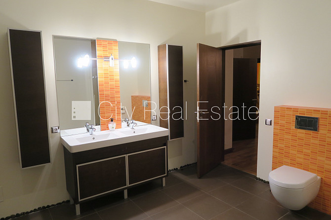 Благоустроенный озеленённый двор, территория обнесена деревянным забором, гараж Юрмала - изображение 12