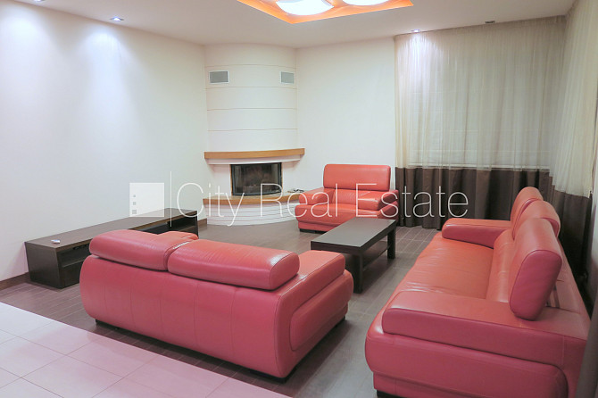 Благоустроенный озеленённый двор, территория обнесена деревянным забором, гараж Юрмала - изображение 2