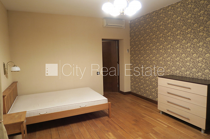 Благоустроенный озеленённый двор, территория обнесена деревянным забором, гараж Юрмала - изображение 5