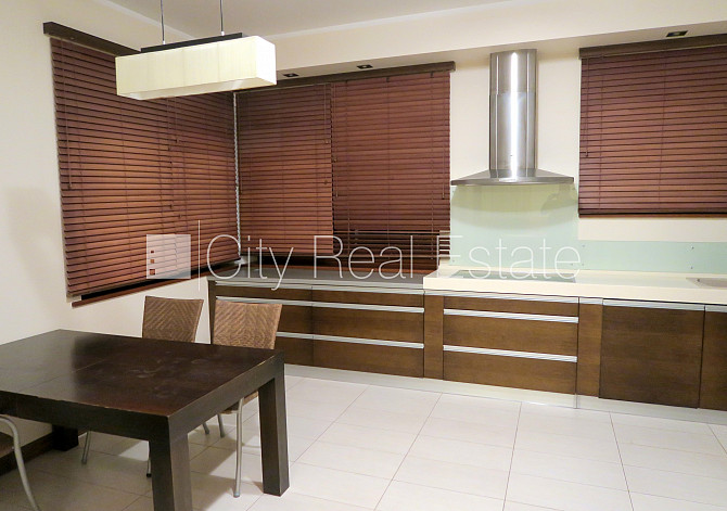 Благоустроенный озеленённый двор, территория обнесена деревянным забором, гараж Юрмала - изображение 4