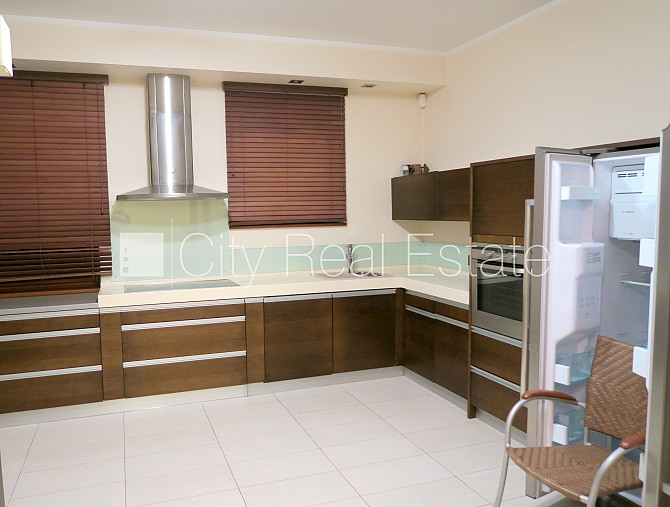 Благоустроенный озеленённый двор, территория обнесена деревянным забором, гараж Юрмала - изображение 3