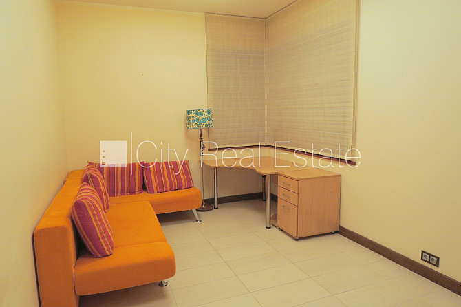 Благоустроенный озеленённый двор, территория обнесена деревянным забором, гараж Юрмала - изображение 7