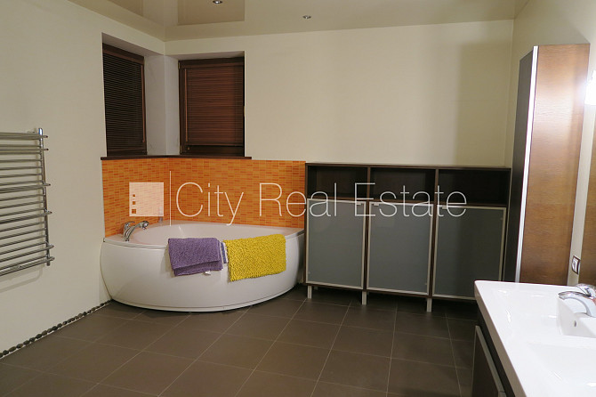 Благоустроенный озеленённый двор, территория обнесена деревянным забором, гараж Юрмала - изображение 8