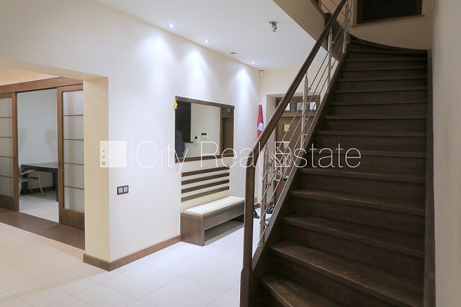 Благоустроенный озеленённый двор, территория обнесена деревянным забором, гараж Юрмала - изображение 13