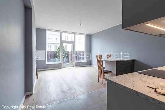 Земля в собственности, рядный дом, новостройка, количество квартир в здании 4 шт., Rīga