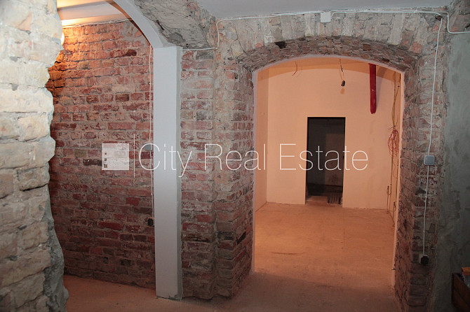 Фасадный дом, фасад с декоративной штукатуркой, закрытый двор, место для машины, Рига - изображение 6