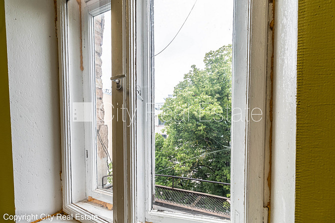 Фасадный дом, закрытый двор, места для нескольких машин, вход с улицы, лестничная Рига - изображение 14