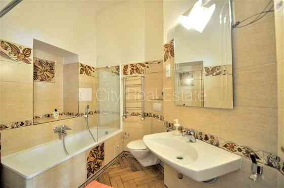 Фасадный дом, реновированный дом, закрытый двор, вход с улицы, лестничная клетка Рига