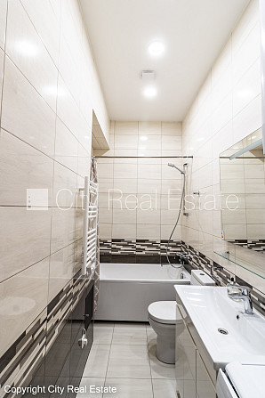 Фасадный дом, реновированный дом, закрытый двор, вход с улицы, лестничная клетка Рига - изображение 20