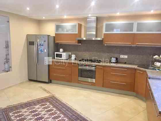 Закрытый двор, въездные ворота оснащены автоматической подъёмной системой, Jūrmala