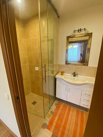 Slēgts pagalms, teritorijas iebrauktuves vārti aprīkoti ar automatizētu atvēršanās un Jūrmala - foto 9