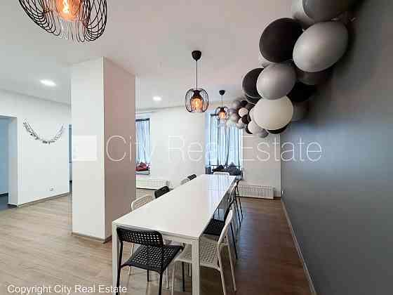 Фасадный дом, вход с улицы, окна выходят на улицу, центральное отопление, Рига